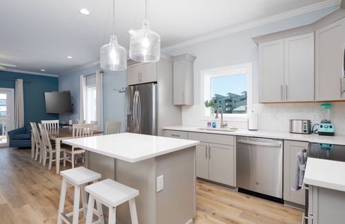 Sneads Ferry House | Pelican’s Treasure: Oceanfront Retreat w/Hot Tub