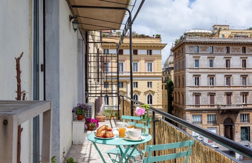 Rione VIII Sant'Eustachio Apartment | Pellegrino Luxury Apartment with Large Balcony