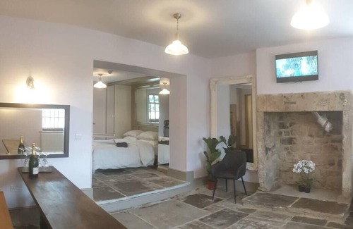 Burnley Apartment | Pemberton - Suite in Canalside Guesthouse