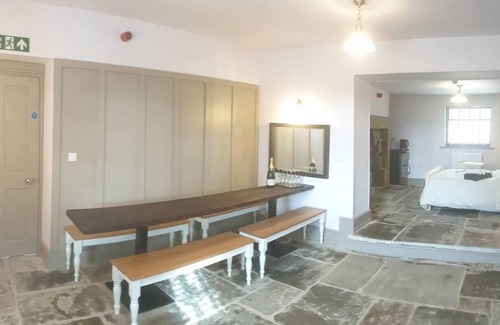 Burnley Apartment | Pemberton - Suite in Canalside Guesthouse