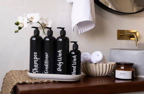 Wagga Wagga House | Pembroke - CBD, Elegant & Character Filled Stay