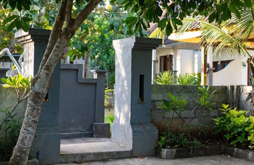 Mushroom Bay House | Pemuntalan Guest House with Deluxe Double Room