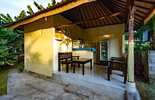 Mushroom Bay House | Pemuntalan Guest House with Deluxe Double Room