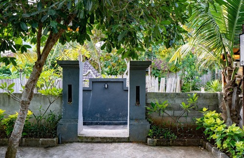 Mushroom Bay House | Pemuntalan Guest House with Deluxe Double Room