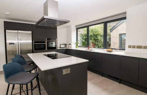 Llanfairpwllgwyngyll Cottage | PEN-Y-BRYN, pet friendly, with hot tub in Llanfairpwllgwyngyll