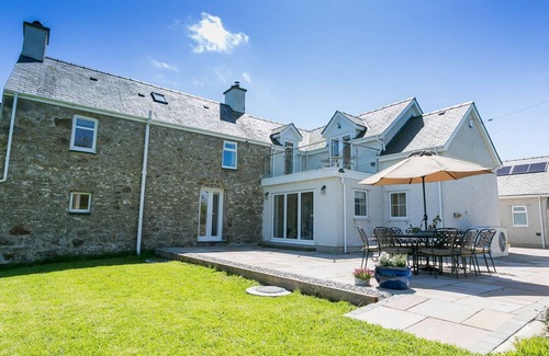 Llangefni Cottage | Pen y Fan Bellaf - a ground floor bedroom that sleeps 10 guests in 5 bedrooms