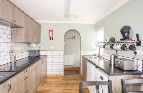 Mynytho Cottage | PEN Y GARTH, pet friendly, with a garden in Llanbedrog
