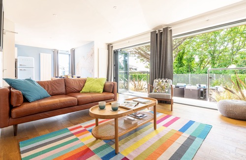Carbis Bay House | Pencroft, a spacious house with garden, free parking for 2 cars. Walking distance to beach and St Ives. Local restaurants very nearby. Free WiFi.