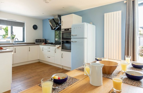 Carbis Bay House | Pencroft, a spacious house with garden, free parking for 2 cars. Walking distance to beach and St Ives. Local restaurants very nearby. Free WiFi.