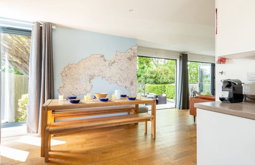 Carbis Bay House | Pencroft, a spacious house with garden, free parking for 2 cars. Walking distance to beach and St Ives. Local restaurants very nearby. Free WiFi.