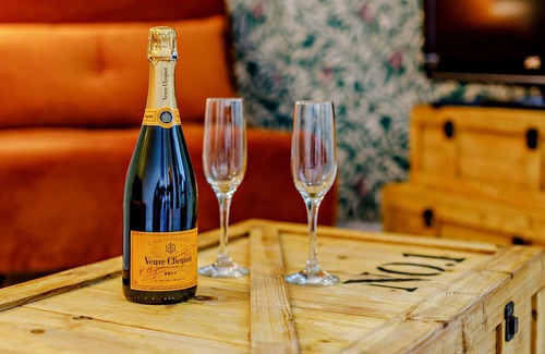 Maenporth Cottage | PENDENNIS HOUSE, pet friendly, character holiday cottage in Falmouth