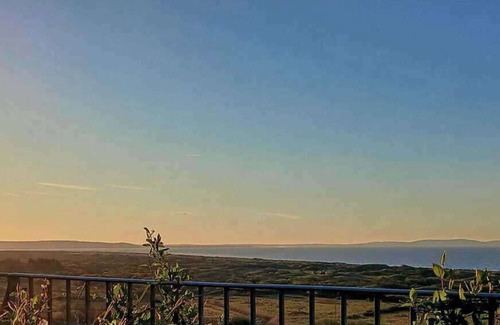 Pendine House | Pendine Sands Getaway-Cosy 2 bed with sea views