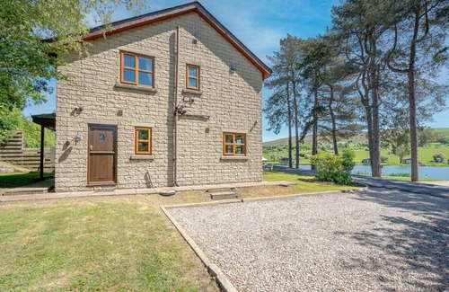 Fence House | Pendle View Gatehouse – Lakeside Stay in the Ribble Valley