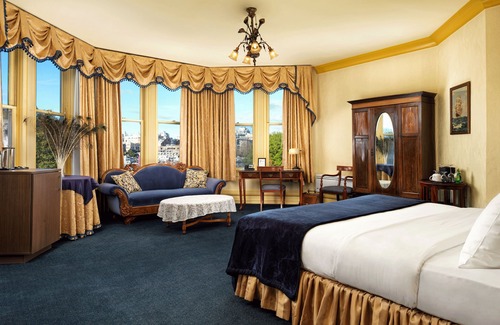 Inner Harbour Hotel | Pendray Inn & Tea House