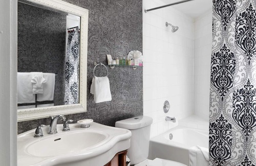 Inner Harbour Hotel | Pendray Inn & Tea House