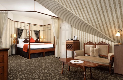 Inner Harbour Hotel | Pendray Inn & Tea House