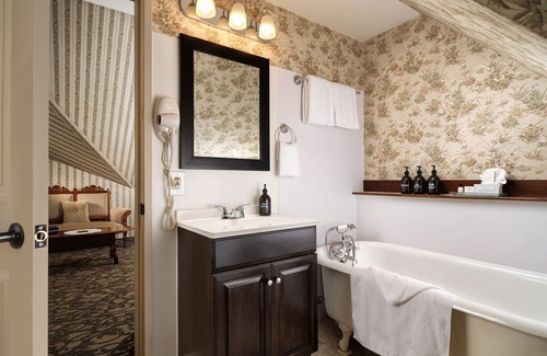 Inner Harbour Hotel | Pendray Inn & Tea House