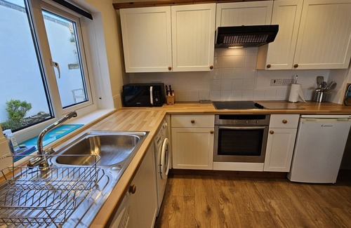 Portscatho Cottage | Pengerein - a holiday home that sleeps 4 guests in 2 bedrooms