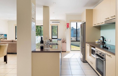 Cowes House | Penguins by the Beach - sleeps 9