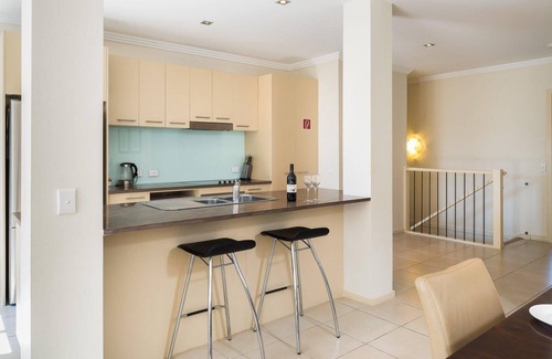 Cowes House | Penguins by the Beach - sleeps 9