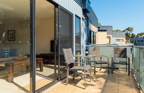Cowes House | Penguins by the Beach - sleeps 9