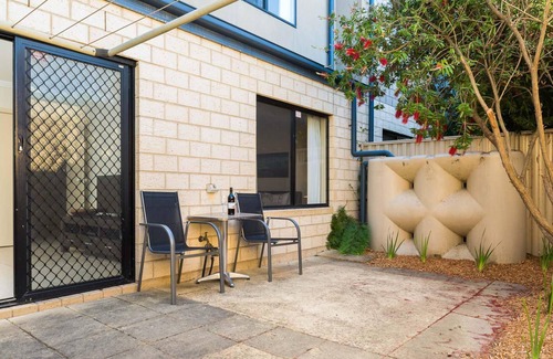Cowes House | Penguins by the Beach - sleeps 9