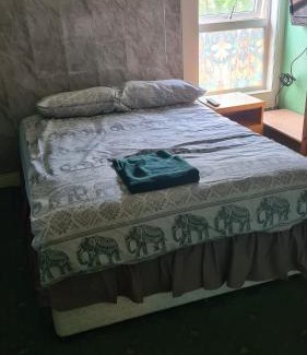 Rhyl House | PENGWERN MANOR GUEST HOUSE e