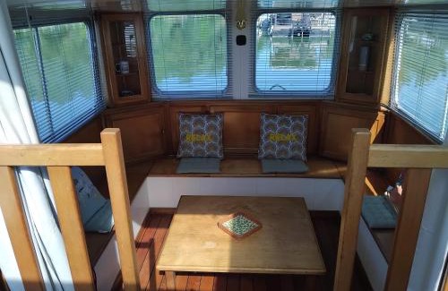 Chateau-Gontier Boat Rental | Penichette cosy couple famille amis ouvriers