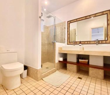 Playa Langosta Apartment | Peninsula 46 - Upscale 2bdr with Jacuzzi - Beach - Fast wifi - Gym