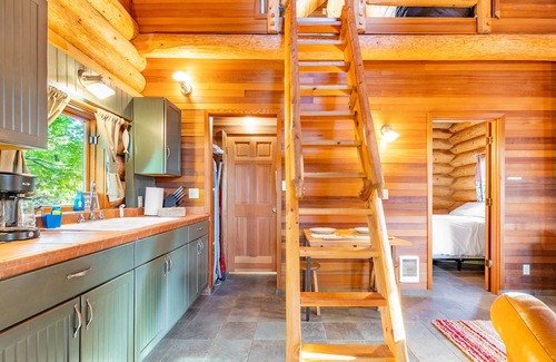 Oak Harbor Cabin | Penn Cove Overlook by AvantStay | Cabin w/Views
