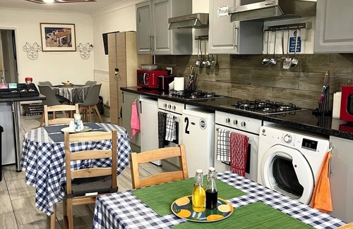 Havering Park Apartment | Penn Gardens - Flat 2