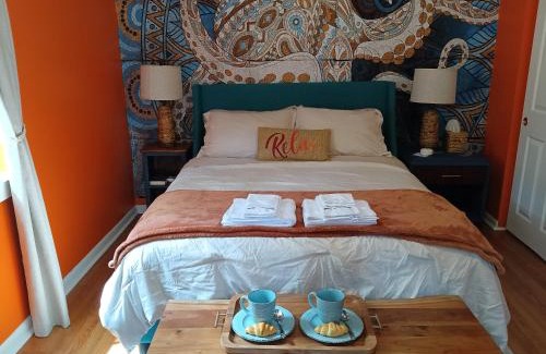 Warrington House | Pensacola hidden gem cottage 3 minutes from Navy Base, pet friendly