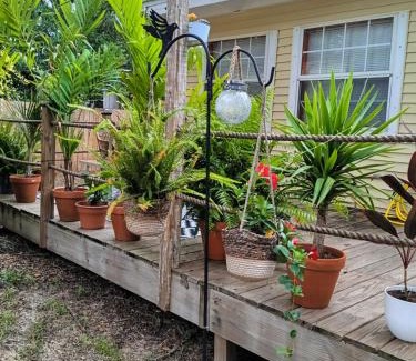 Warrington House | Pensacola hidden gem cottage 3 minutes from Navy Base, pet friendly
