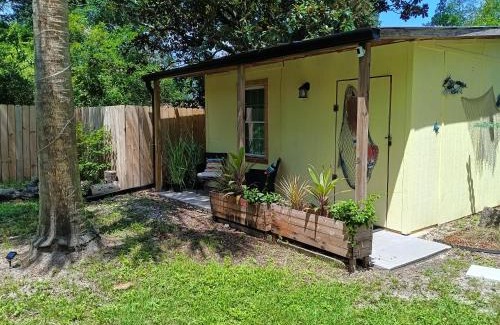 Warrington House | Pensacola hidden gem cottage 3 minutes from Navy Base, pet friendly