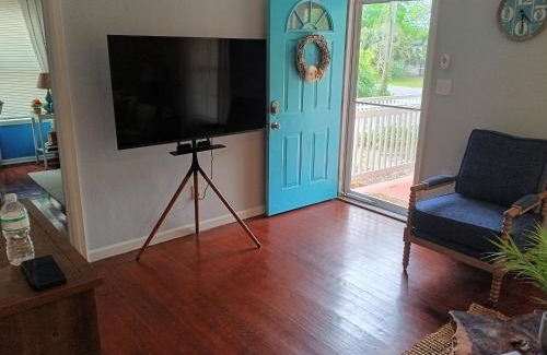 Warrington House | Pensacola hidden gem cottage 3 minutes from Navy Base, pet friendly
