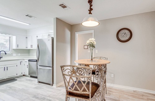 South Pensacola House | Pensacola Home w/Screened Porch: 10 Mi to Beach!