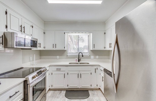 South Pensacola House | Pensacola Home w/Screened Porch: 10 Mi to Beach!