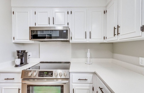 South Pensacola House | Pensacola Home w/Screened Porch: 10 Mi to Beach!