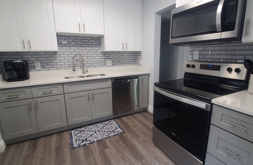 Pensacola House | "Pensacola Pearl" cottage near downtown, NAS & the beach!