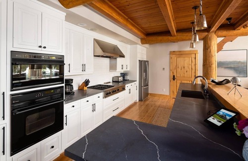 Saddle Ridge Cabin | Penthouse 1 (3-Bedroom) with Mountain view by Moonlight Basin Lodging