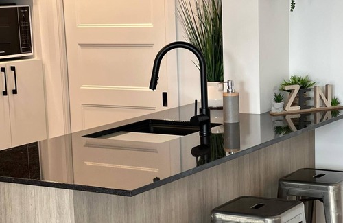 Vieux-Quebec-Cap-Blanc-colline Parlementaire Apartment | « Penthouse» 11th Floor + Roof Pool + Free Parking
