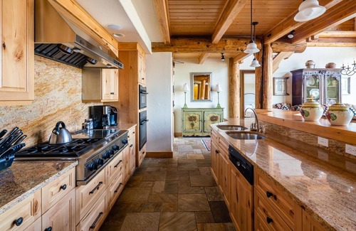 Saddle Ridge Cabin | Penthouse 4 (3-Bedroom) with Mountain view by Moonlight Basin Lodging