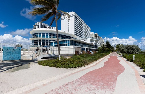 La Gorce House | PentHouse Balcony Bayfront