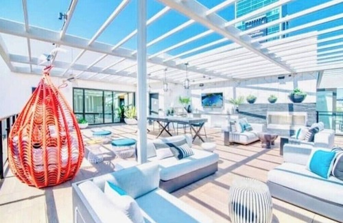 Hollywood Condo | Penthouse + Balcony + Pool view. Welcome Champagne! Hollywood Sign! Free to park