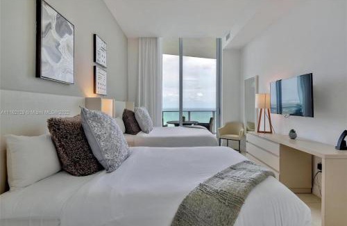 Hollywood South Central Beach Apartment | Penthouse Condo at Lyfe Resort and Residences