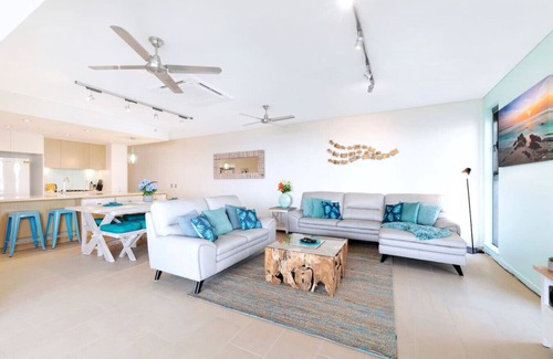 Darwin City Centre Condo | Penthouse Haven: Lux Balcony Dining ~ Sea View
