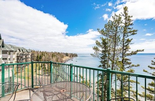 Two Harbors Condo | Penthouse king room with pool & hot tub