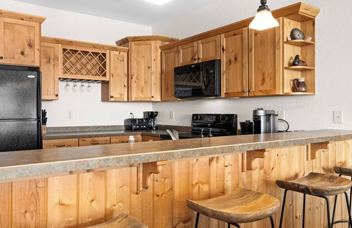 Two Harbors Condo | Penthouse king suite with pool & hot tub