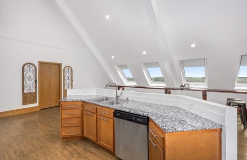 Grandville Apartment | Penthouse Luxury! Stunning King Bed Suite at Grand Castle