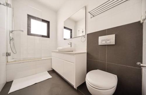 Nachlaot Apartment | Penthouse near Machne Yehuda with Jacuzzi